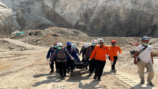 Tim SAR Gabungan Kembali Temukan Dua Korban Tanah Longsor Di Tambang Batu Gunung Kuda Cirebon