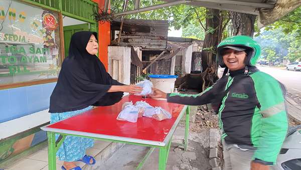 Bagikan Nasi Bungkus Tolak Ranperda Kawasan Tanpa Rokok DKI Jakarta