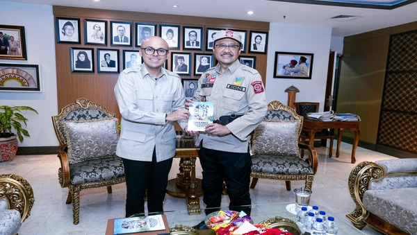 Temui Gus Ipul, Staf Khusus Presiden Berikan Buku Saku Program Dukungan Kesejahteraan Sosial