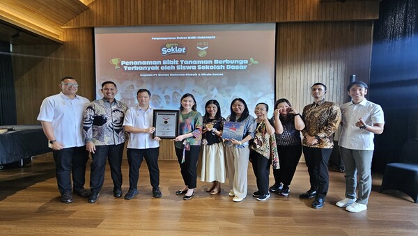 tunjukkan-aksi-nyata-peduli-lingkungan-ribuan-siswa-sd-tanam-bunga