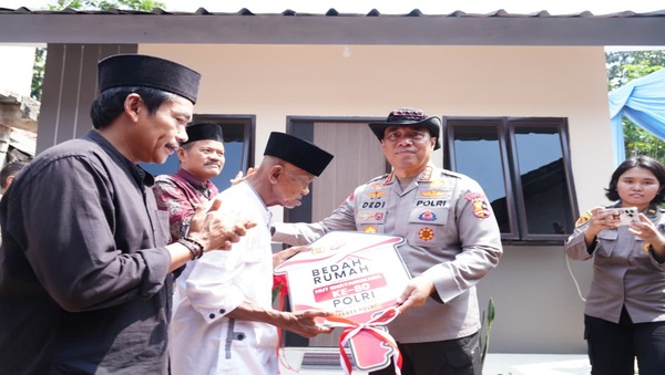 hari-bhayangkara-ke-80-polri-bedah-80-rumah-lansia-di-bogor-kini-tempati-hunian-berpanel-surya