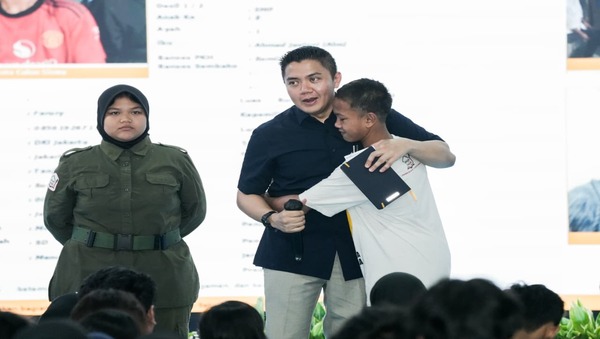Siswa Sekolah Rakyat Bawakan Puisi di Depan Seskab Teddy