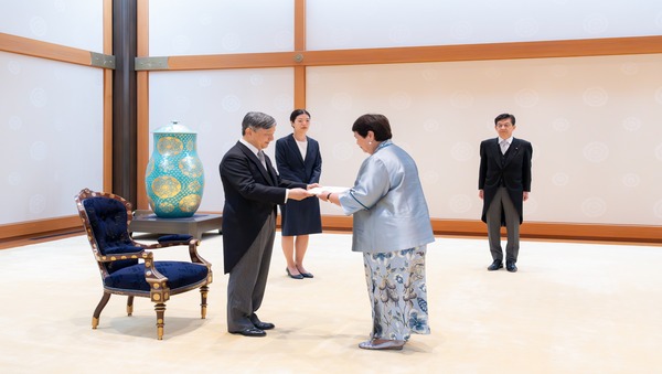 duta-besar-ri-untuk-jepang-serahkan-surat-kepercayaan-kepada-kaisar-jepang