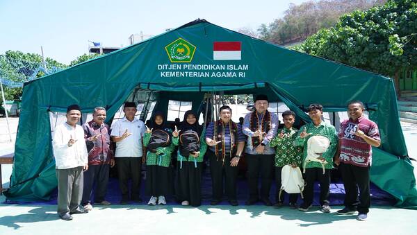 kemenag-salurkan-1-000-school-kit-dan-16-tls-untuk-madrasah-terdampak-gempa-flores