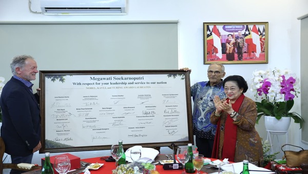 megawati-bahagia-terima-kado-pigura-tanda-tangan-peraih-nobel-turing