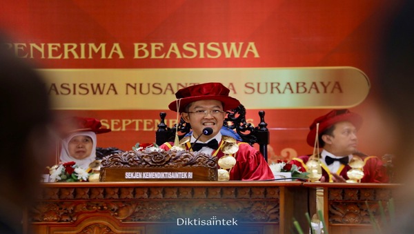  Kemdiktisaintek Kukuhkan 200 Mahasiswa AMN Surabaya dari 34 Provinsi