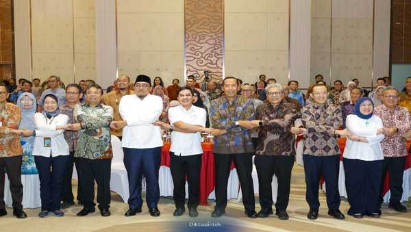 Kemdiktisaintek Siapkan 1.000 Beasiswa Dokter dan Dokter Gigi Spesialis